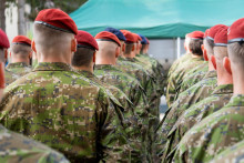 Na domovskej základni 52. výsadkového práporu Síl pre špeciálne operácie Ozbrojených síl Slovenskej republiky v obci Jamník (okres Liptovský Mikuláš) sa v utorok 13. mája 2025 uskutočnil slávnostný nástup - rozlúčka s vojakmi, ktorí odchádzajú plniť úlohy do medzinárodnej vojenskej operácie NATO KFOR v Kosove. FOTO: TASR/OS SR