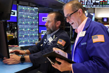 Investori by mali zostať v tejto situácii podľa odborníkov realistickí. FOTO: REUTERS