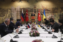 Na archívnej snímke z 29. marca 2022 turecký prezident Recep Tayyip Erdogan (uprostred) počas príhovoru v rámci privítania ruskej (vľavo) a ukrajinskej delegácie pred ich spoločnými rozhovormi v Istanbule. FOTO: TASR/AP