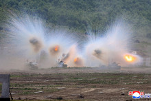 Výcvik vojenských špeciálnych jednotiek a streľbe tankových jednotiek na neznámom mieste v Severnej Kórei. FOTO: Reuters/KCNA
