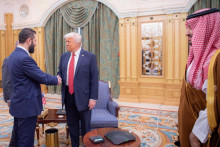 Americký prezident Donald Trump sa stretáva so sýrskym prezidentom Ahmadom Šarom v Rijáde. FOTO: Reuters