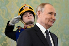 Vladimir Putin dnes prijal v Kremli malajzijského premiéra Anwara Ibrahima. O jeho prípadnej zajtrajšej ceste do Istanbulu za Volodymyrom Zelenským Moskva mlčí. FOTO: Reuters