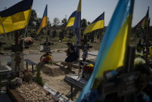 Žena plače pri hrobe svojho syna, ktorý zomrel vo vojne. FOTO: TASR/AP