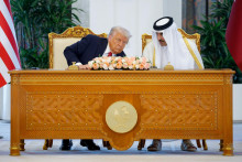 Americký prezident Donald Trump a katarský emír Tamim bin Hamad Al Thani sa zúčastnili slávnostného podpisu v katarskej Dauhe. FOTO: Reuters