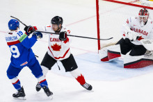 Zľava Patrik Hrehorčák (Slovensko), Mike Matheson (Kanada) a kanadský brankár Jordan Binnington počas zápasu A-skupiny Kanada - Slovensko na 88. majstrovstvách sveta v ľadovom hokeji 17. mája 2025 v Štokholme. FOTO: TASR/Jakub Kotian
