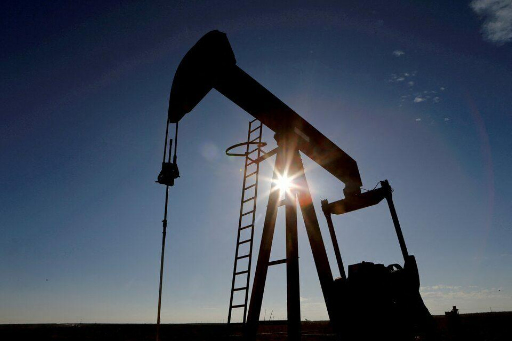 Strmý nárast cien ropy poháňalo americko-čínske colné prímerie a spomalenie inflácie v USA. FOTO: Reuters