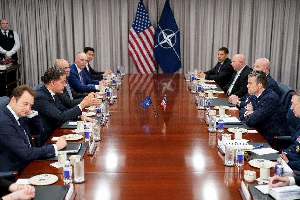 Americký minister obrany Pete Hegseth rokuje so šéfom NATO Markom Ruttem v Pentagone. FOTO: Reuters
