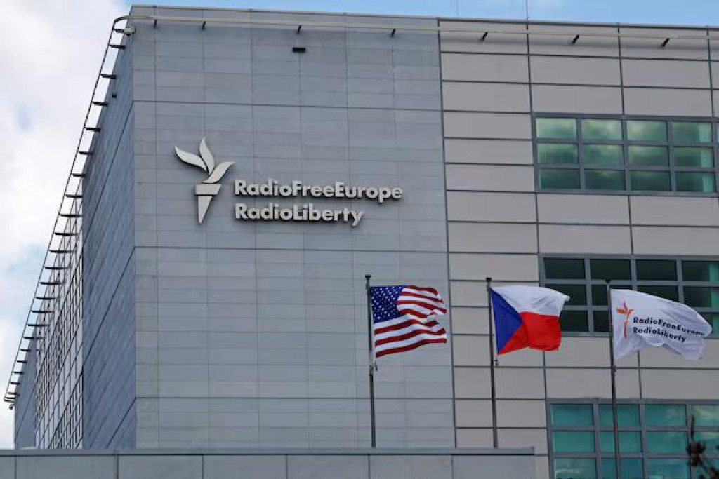 V sídle Rádia Slobodná Európa/Rádia Liberty v Prahe sú vystavené vlajky. FOTO: Reuters