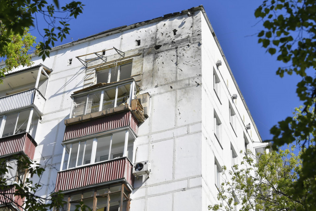 Zničená obytná budova po ukrajinskom dronovom útoku v Moskve. FOTO: TASR/AP