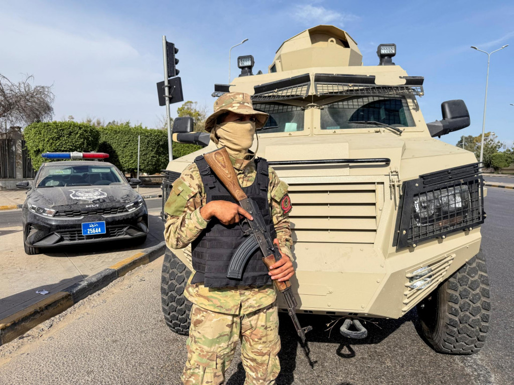 Člen líbyjskej armády a premiér Abdulhamid al-Dbeibah, stojí na stráži v oblasti Abu Salim v Tripolise. FOTO: Reuters
