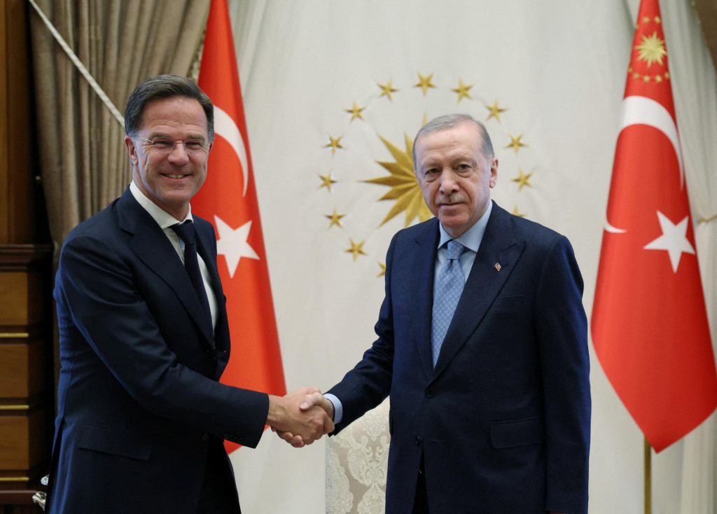 Turecký prezident Recep Tayyip Erdogan sa v Prezidentskom paláci v Ankare stretol s generálnym tajomníkom NATO Markom Ruttem. FOTO: Reuters