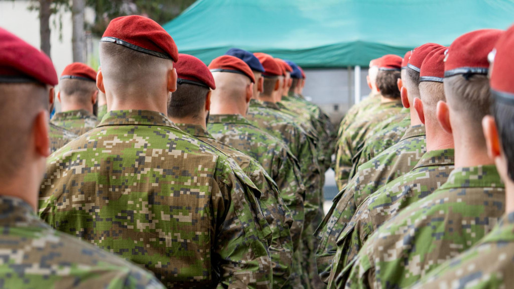 Na domovskej základni 52. výsadkového práporu Síl pre špeciálne operácie Ozbrojených síl Slovenskej republiky v obci Jamník (okres Liptovský Mikuláš) sa v utorok 13. mája 2025 uskutočnil slávnostný nástup - rozlúčka s vojakmi, ktorí odchádzajú plniť úlohy do medzinárodnej vojenskej operácie NATO KFOR v Kosove. FOTO: TASR/OS SR
