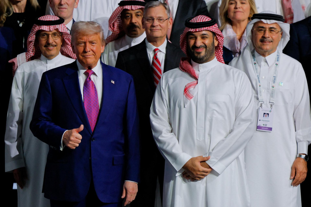 Americký prezident Donald Trump a korunný princ Saudskej Arábie Mohammed bin Salmán pózujú na skupinovej fotografii počas saudsko-amerického investičného fóra v Rijáde v Saudskej Arábii. FOTO: REUTERS​