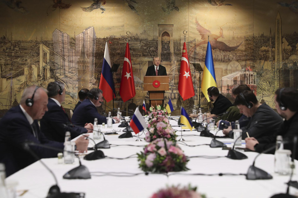 Na archívnej snímke z 29. marca 2022 turecký prezident Recep Tayyip Erdogan (uprostred) počas príhovoru v rámci privítania ruskej (vľavo) a ukrajinskej delegácie pred ich spoločnými rozhovormi v Istanbule. FOTO: TASR/AP