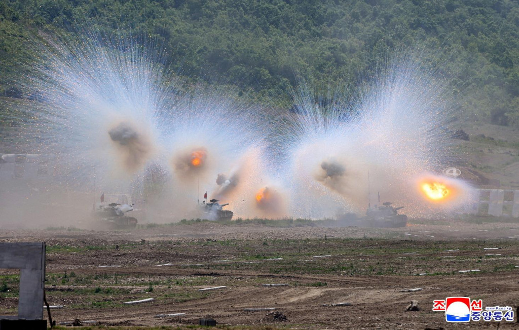 Výcvik vojenských špeciálnych jednotiek a streľbe tankových jednotiek na neznámom mieste v Severnej Kórei. FOTO: Reuters/KCNA