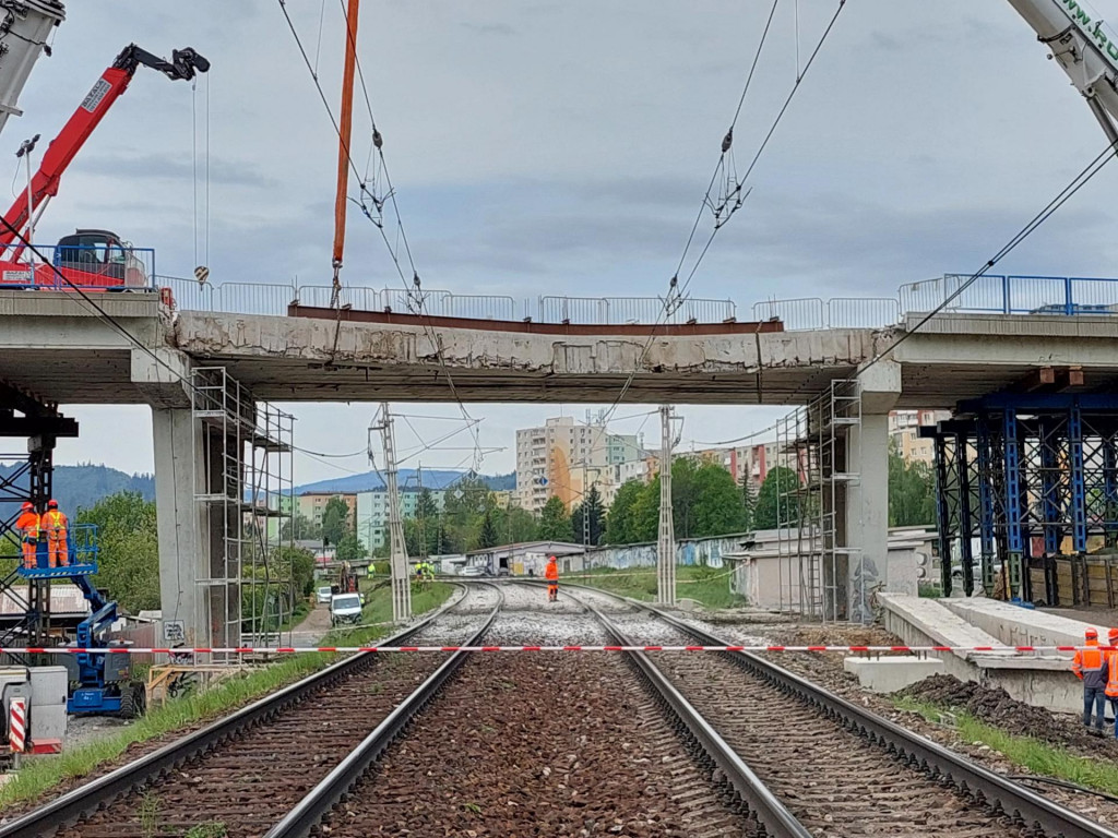 V úseku Poprad-Tatry - Vydrník je od skorých ranných hodín na železničnej trati prerušená doprava. FOTO: TASR/A. Hudecová