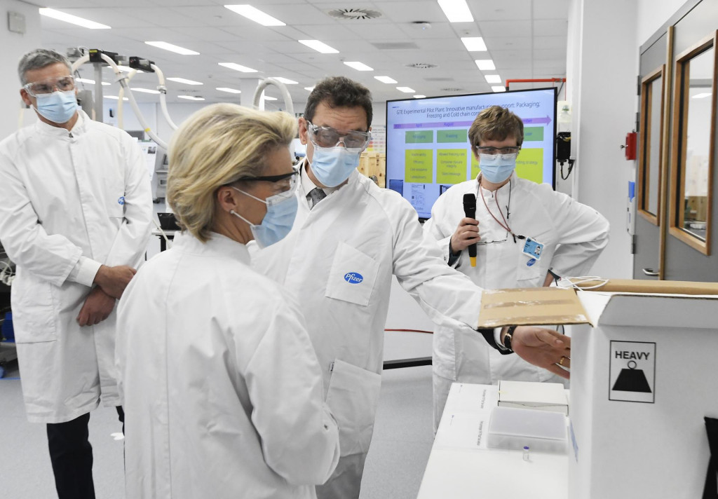 Na archívnej snímke z 23. apríla 2021 predsedníčka Európskej komisie Ursula von der Leyenová (druhá vľavo) a šéf farmaceutickej spoločnosti Pfizer Albert Bourla (uprostred vpravo) hovorí počas návštevy farmaceutickej spoločnosti Pfizer v belgickom Puurse. FOTO: TASR/AP