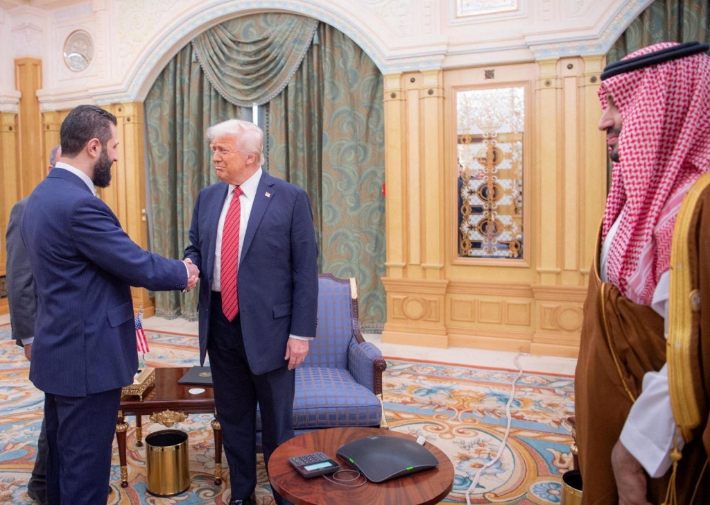 Americký prezident Donald Trump sa stretáva so sýrskym prezidentom Ahmadom Šarom v Rijáde. FOTO: Reuters