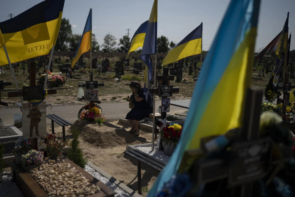 Žena plače pri hrobe svojho syna, ktorý zomrel vo vojne. FOTO: TASR/AP