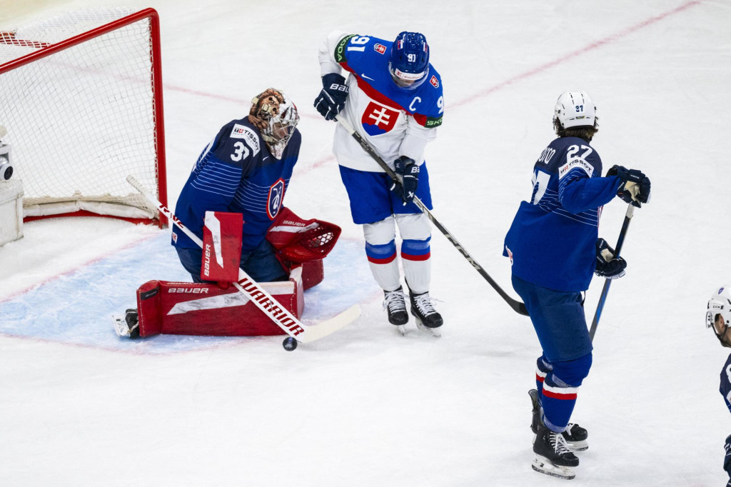 Zľava francúzsky brankár Antoine Keller, Matúš Sukeľ (Slovensko) a Jules Boscq (Francúzsko) počas zápasu základnej A-skupiny Slovensko - Francúzsko. FOTO: TASR/Jakub Kotian