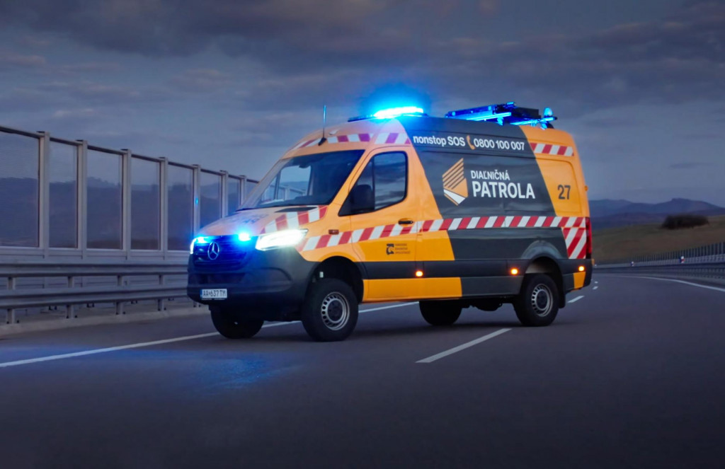 Diaľničn&aacute; patrola s nov&yacute;m modr&yacute;m sveteln&yacute;m v&yacute;stražn&yacute;m znamen&iacute;m a prednosťou.