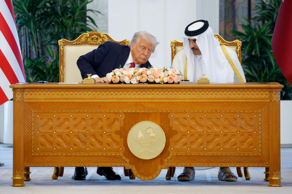 Americký prezident Donald Trump a katarský emír Tamim bin Hamad Al Thani sa zúčastnili slávnostného podpisu v katarskej Dauhe. FOTO: Reuters