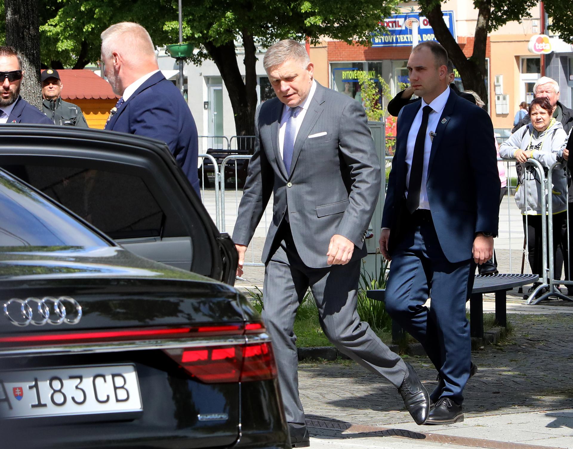 Výročie útoku na Fica sprevádza tvrdá bezpečnostná kontrola. Médiá sa smú pohybovať len s dozorom (+galéria)