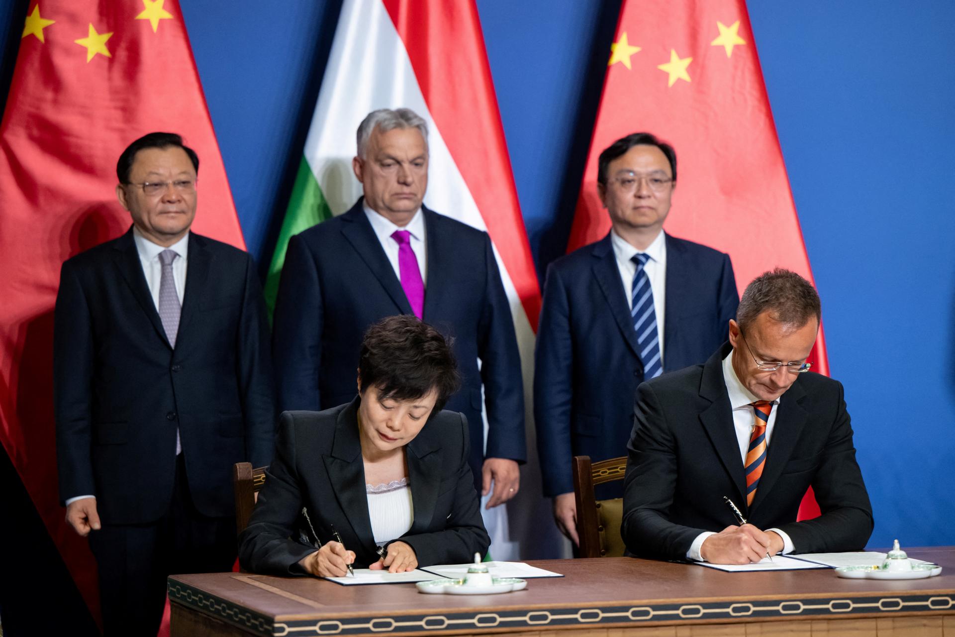 Maďarský premiér podpísal strategickú dohodu s čínskou automobilkou BYD, tá buduje závod v Segedíne