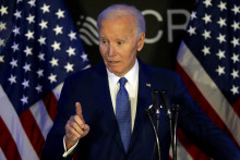 Bývalý americký prezident Joe Biden gestikuluje počas svojho prvého väčšieho prejavu po odchode z Bieleho domu na konferencii zástupcov zdravotne postihnutých osôb v Chicagu. FOTO: TASR/AP