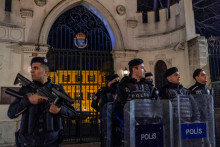 Príslušníci zásahovej polície zabezpečujú vchod do Generálneho konzulátu Švédska počas demonštrácie po tom, čo Rasmus Paludan, líder dánskej krajne pravicovej politickej strany Tvrdá línia, ktorý má aj švédske občianstvo, spálil kópiu Koránu neďaleko tureckého veľvyslanectva v Štokholme v Istanbule. FOTO: Reuters