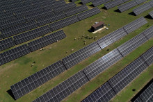 Prečo sa zrazu zo systému „stratilo“ 10 gigawattov výkonu solárnych elektrární, ktoré v ten deň pokrývali 59 percent dodávky elektriny, pýta sa v prípade blackoutu v Španielsku slovenský exminister Peter Dovhun.

FOTO: REUTERS