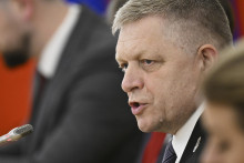 Premiér Robert Fico (Smer-SD) počas stretnutia s ruským prezidentom Vladimirom Putinom v Kremli. FOTO TASR/AP