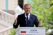 Poľský premiér Donald Tusk prehovoril počas tlačovej konferencie v areáli Mariinského paláca v Kyjeve na Ukrajine 10. mája 2025. FOTO: REUTERS