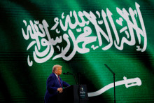 Americký prezident Donald Trump sa 13. mája 2025 zúčastnil saudsko-amerického investičného fóra v Rijáde v Saudskej Arábii. FOTO: REUTERS