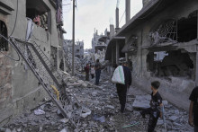 Palestínčania prehľadávajú ruiny domov, ktoré sa stali terčom útokov izraelskej armády na juhu Pásma Gazy. FOTO: TASR/AP