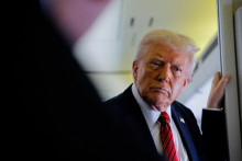 Americký prezident Donald Trump sleduje rozhovor s novinármi na palube lietadla Air Force One na ceste do Dauhy v Katare 14. mája 2025. FOTO: REUTERS