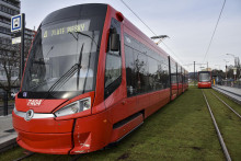 Električka na zmodernizovanom úseku električkovej trate v Karlovej Vsi. FOTO: TASR/Pavol Zachar