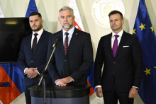 Predseda Výboru Národnej rady pre obranu a bezpečnosť Richard Glück, podpredseda parlamentu Tibor Gašpar, poslnaec parlamentu a vedúci Úradu vlády Juraj Gedra. FOTO: TASR/Pavel Neubauer