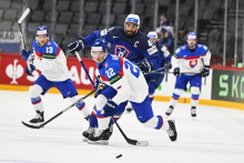 Aj posledný zápas na MS Samuel Kňažko poctivo odpracoval. Na snímke ho stíha francúzsky kapitán Pierre-Édouard Bellemare. FOTO: Profimedia.sk