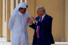 Americký prezident Donald Trump sa rozpráva s katarským emírom Tamimom bin Hamadom al-Thanim pri odlete z leteckej základne Al-Udeid na ceste do Abú Zabí v Spojených arabských emirátoch v Dauhe v Katare. FOTO: Reuters