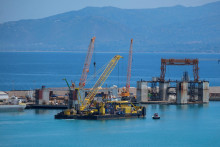 Plávajúci žeriav HEBO LIFT 2, ktorý vytiahne „bayesovskú“ jachtu britského technologického podnikateľa Mika Lyncha, opúšťa prístav Termini Imerese pred začiatkom záchrannej operácie pri Porticello neďaleko Palerma v Taliansku. FOTO: Reuters