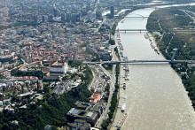 Lukratívny pozemok sa nachádza na nábreží Dunaja medzi Mostom SNP a Starým mostom.

FOTO: TASR/M. Baumann