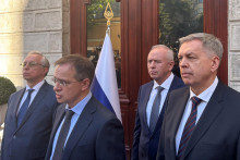 Rusk&yacute; n&aacute;mestn&iacute;k ministra zahraničn&yacute;ch vec&iacute; Michail Galuzin, prezidentsk&yacute; poradca Vladimir Medinskij, n&aacute;mestn&iacute;k ministra obrany Alexander Fomin a n&aacute;čeln&iacute;k Hlavn&eacute;ho riaditeľstva Gener&aacute;lneho &scaron;t&aacute;bu rusk&yacute;ch ozbrojen&yacute;ch s&iacute;l Igor Kosťukov, ktor&iacute; s&uacute; členmi deleg&aacute;cie pre mierov&eacute; rokovania s Ukrajinou, sa stretli s novin&aacute;rmi v Istanbule. FOTO: Reuters