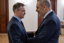 Turecký minister zahraničných vecí Hakan Fidan a vedúci ruskej delegácie a prezidentský poradca Vladimir Medinskij. FOTO: Reuters