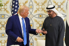 Prezident USA Donald Trump (vľavo) a prezident Spojených arabských emirátov Muhammad bin Zájid Sultán Nahján počas stretnutia v Abú Zabí. FOTO: TASR/AP