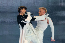 ADONXS, ktorý zastupuje Česko, spieva pieseň „Kiss Kiss Goodbye“ počas druhého semifinále súťaže Eurovision Song Contest 2025. FOTO: Reuters