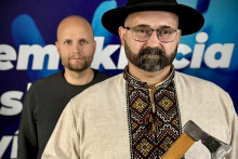 V popredí Peter Laťák, za ním predseda Demokratov Jaroslav Naď. FOTO: Facebook/Jaro Naď