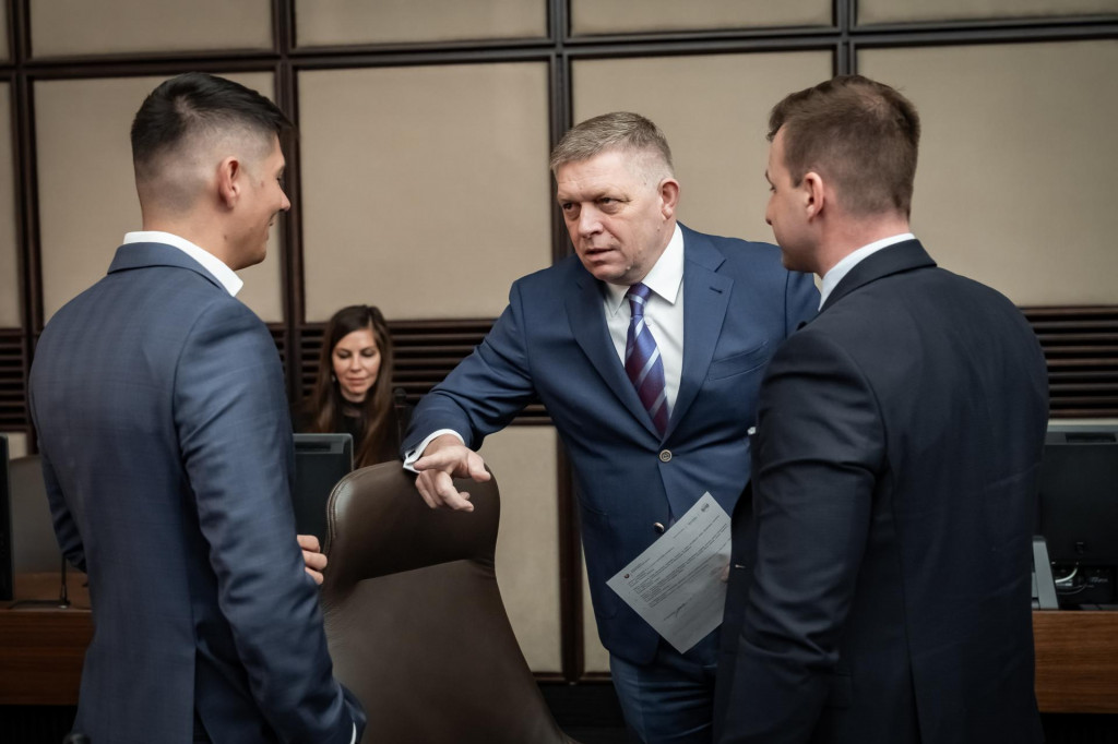 Premiér Fico (na snímke uprostred) debatuje so straníckymi kolegami. FOTO: ÚV