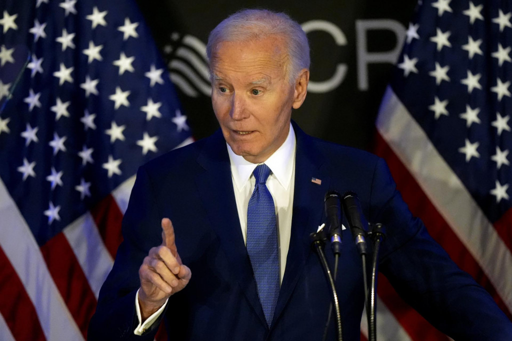 Bývalý americký prezident Joe Biden gestikuluje počas svojho prvého väčšieho prejavu po odchode z Bieleho domu na konferencii zástupcov zdravotne postihnutých osôb v Chicagu. FOTO: TASR/AP