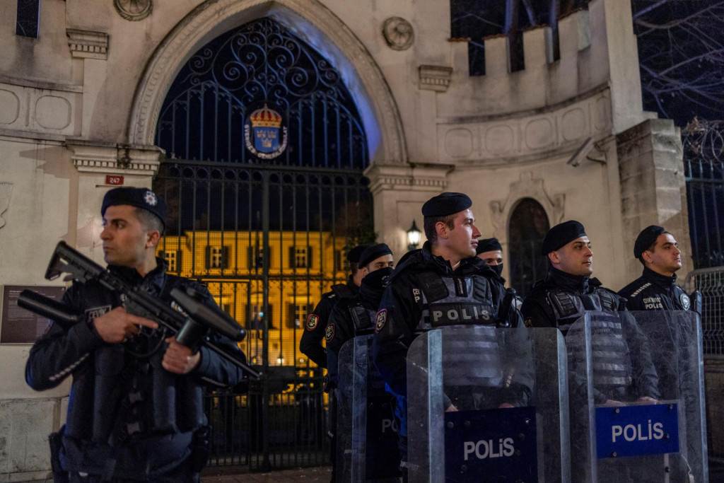 Príslušníci zásahovej polície zabezpečujú vchod do Generálneho konzulátu Švédska počas demonštrácie po tom, čo Rasmus Paludan, líder dánskej krajne pravicovej politickej strany Tvrdá línia, ktorý má aj švédske občianstvo, spálil kópiu Koránu neďaleko tureckého veľvyslanectva v Štokholme v Istanbule. FOTO: Reuters